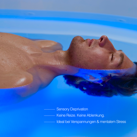 Mann floatet schwerelos im Float Stuttgart
