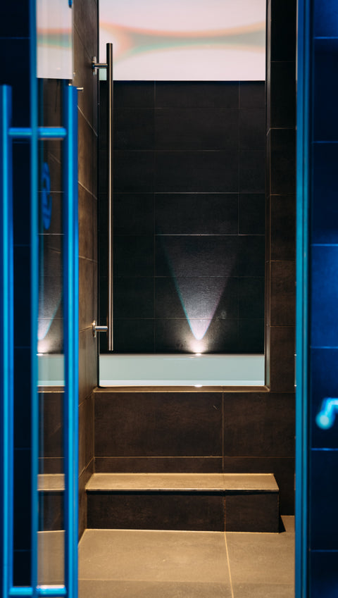 Floatbecken mit offenen Decken und Lichtspiel